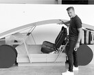 Franz con uno dei prototipi iniziali di Robotaxi (Fonte immagine: Tesla/Walter Isaacson)