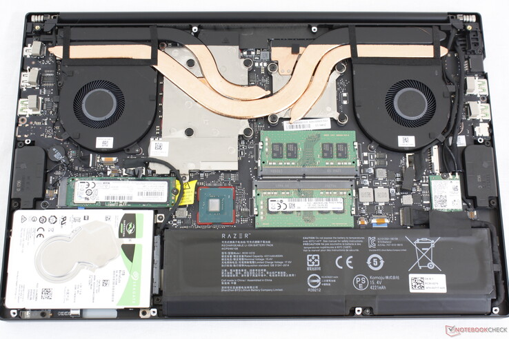 Modello base del Blade 15 2019. Razer ha eliminato del tutto l'opzione SATA III da 2,5 pollici nel modello 2020