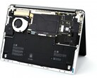 L'interno del Surface Laptop 7 è facilmente accessibile. (Immagine: iFixit)