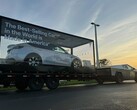 Cybertruck traina una Model Y made-in-US (Fonte: TeslaNewsWire/X)